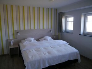 3 bedrooms, in-room safe, desk, WiFi