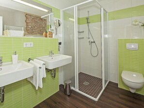 Shower, hair dryer, towels - Ritter Dietrich WF-47 - The West Wing Ritter Dietrich WF-47 Comfortable (Stolpe auf Usedom)