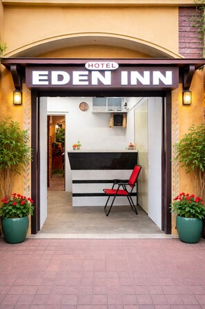 Vista frontal de la propiedad