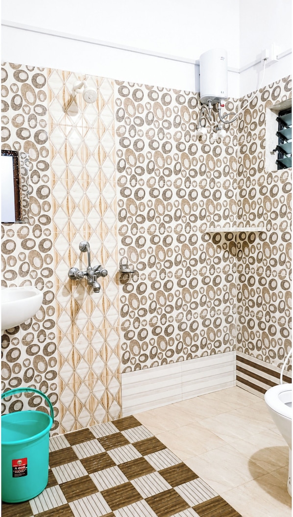 Shower, free toiletries, slippers, towels - Hotel Eden Inn Puri (Puri)