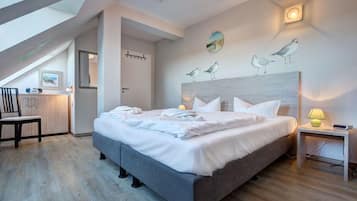 2 bedrooms, desk, WiFi
