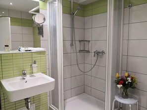 Shower, hair dryer - Copenhagen RE-16 - Cozy apartment The Remise Copenhagen RE-16 on Usedom (Stolpe auf Usedom)