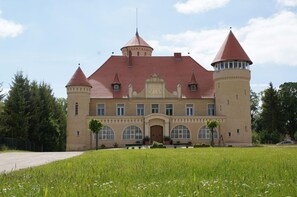 Unclassified image, 4 of 8, button