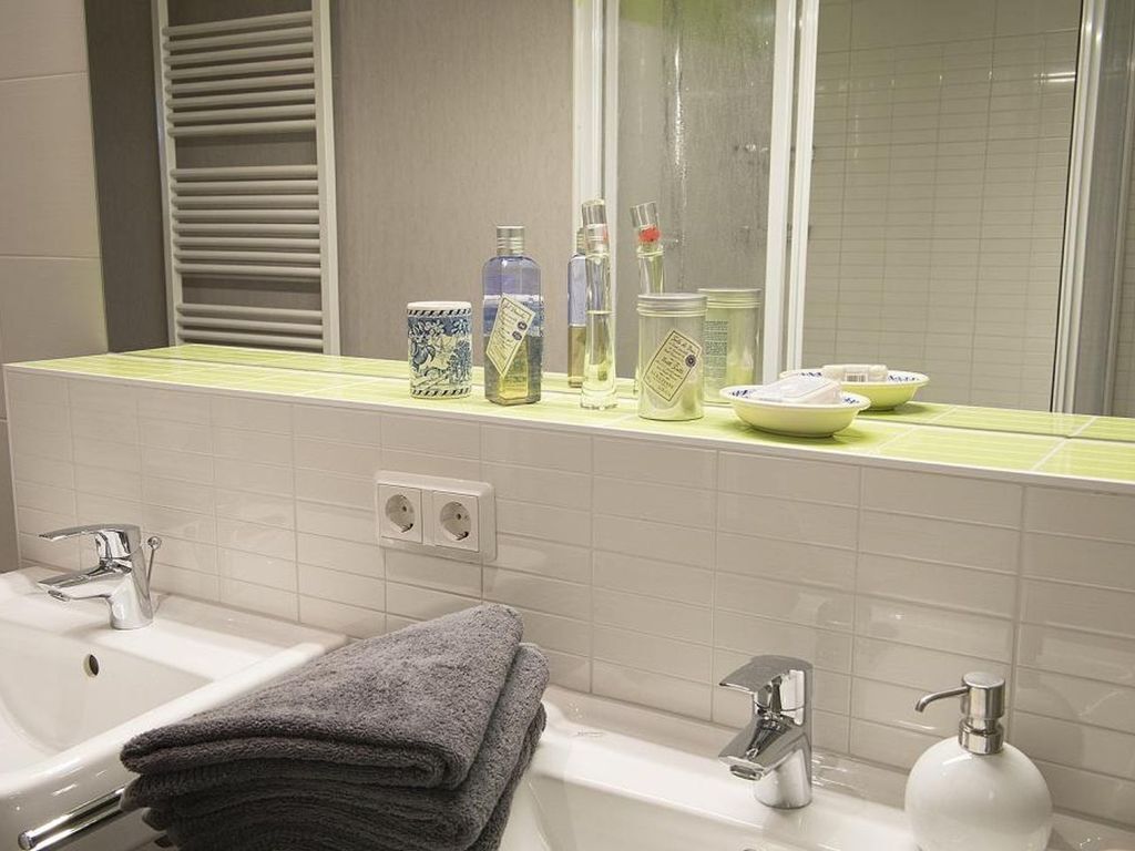 Douche, sèche-cheveux, serviettes fournies