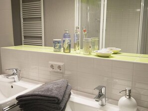 Regadera, secadora de cabello, toallas 