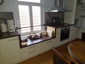 Kühlschrank, Mikrowelle, Ofen, Herdplatte