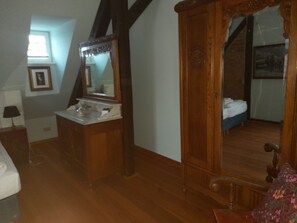 Unclassified image, 2 of 16, button