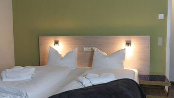 2 bedrooms, desk, WiFi