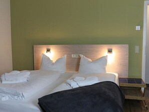 2 bedrooms, desk, WiFi