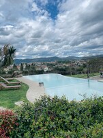 Una piscina al aire libre de temporada