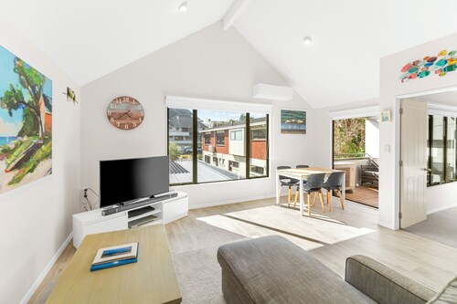 Town and Surf Retreat - Mount Maunganui Coastal Townhouse – 2 Bedrooms with Mauao Views, Steps to Beach, Café & Garage with CHAdeMO Charger