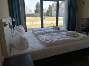 2 bedrooms, desk, WiFi