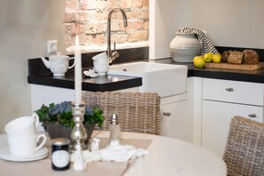 Kjøleskap, mikrobølgeovn, kokeplater og oppvaskmaskin