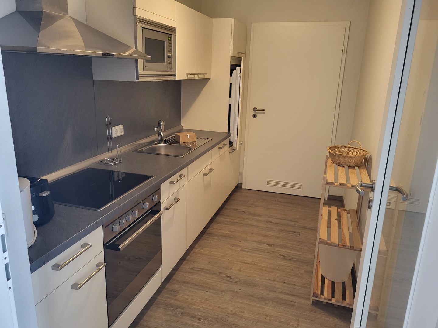 Frigorifero, microonde, forno, piano cottura