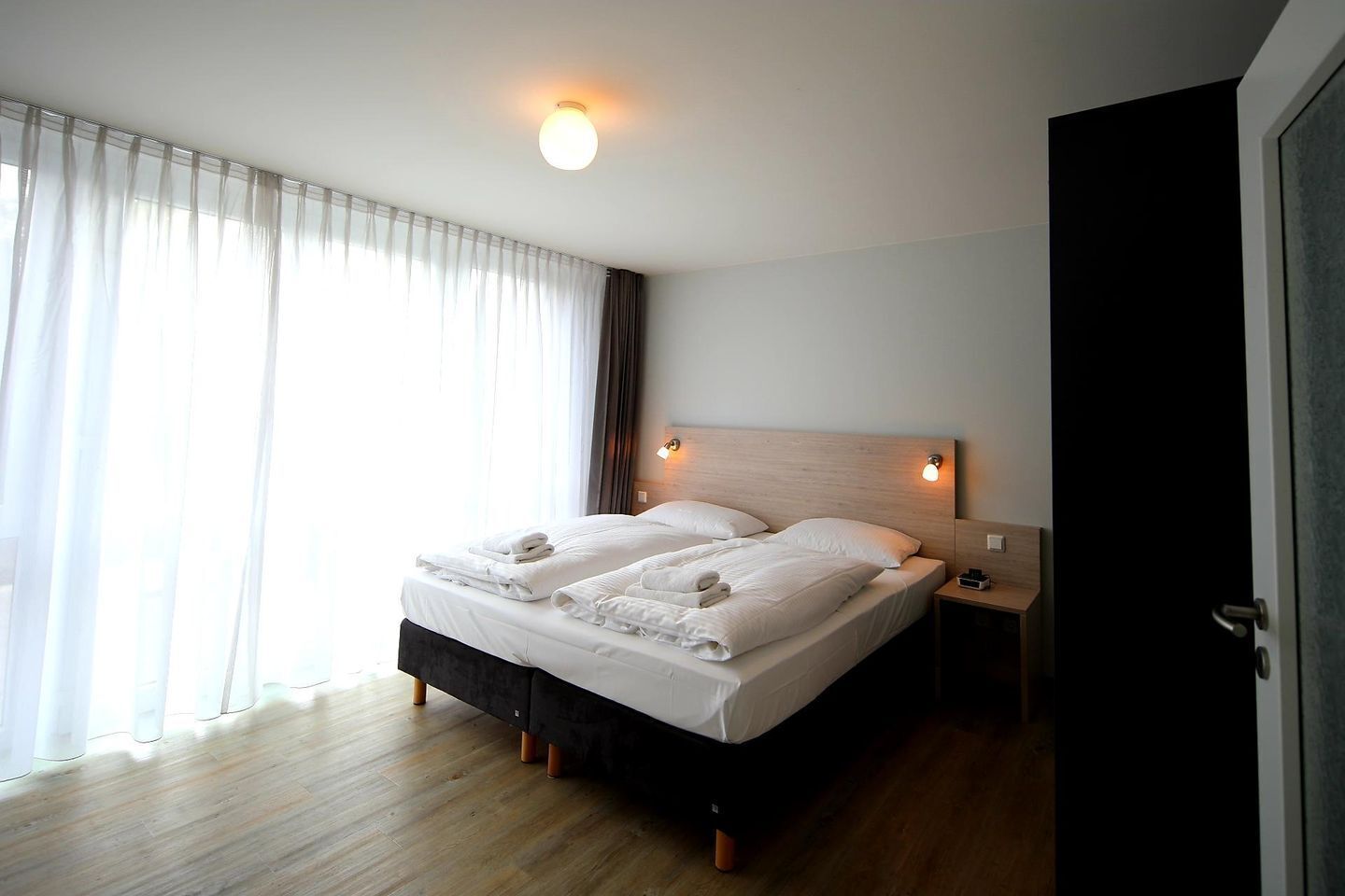 4 bedrooms, desk, WiFi