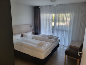 4 bedrooms, desk, WiFi