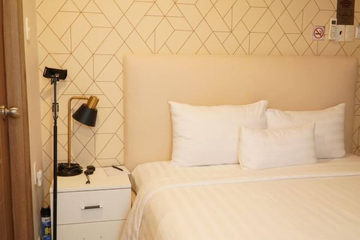 1 bedroom, Egyptian cotton sheets, premium bedding, memory-foam beds