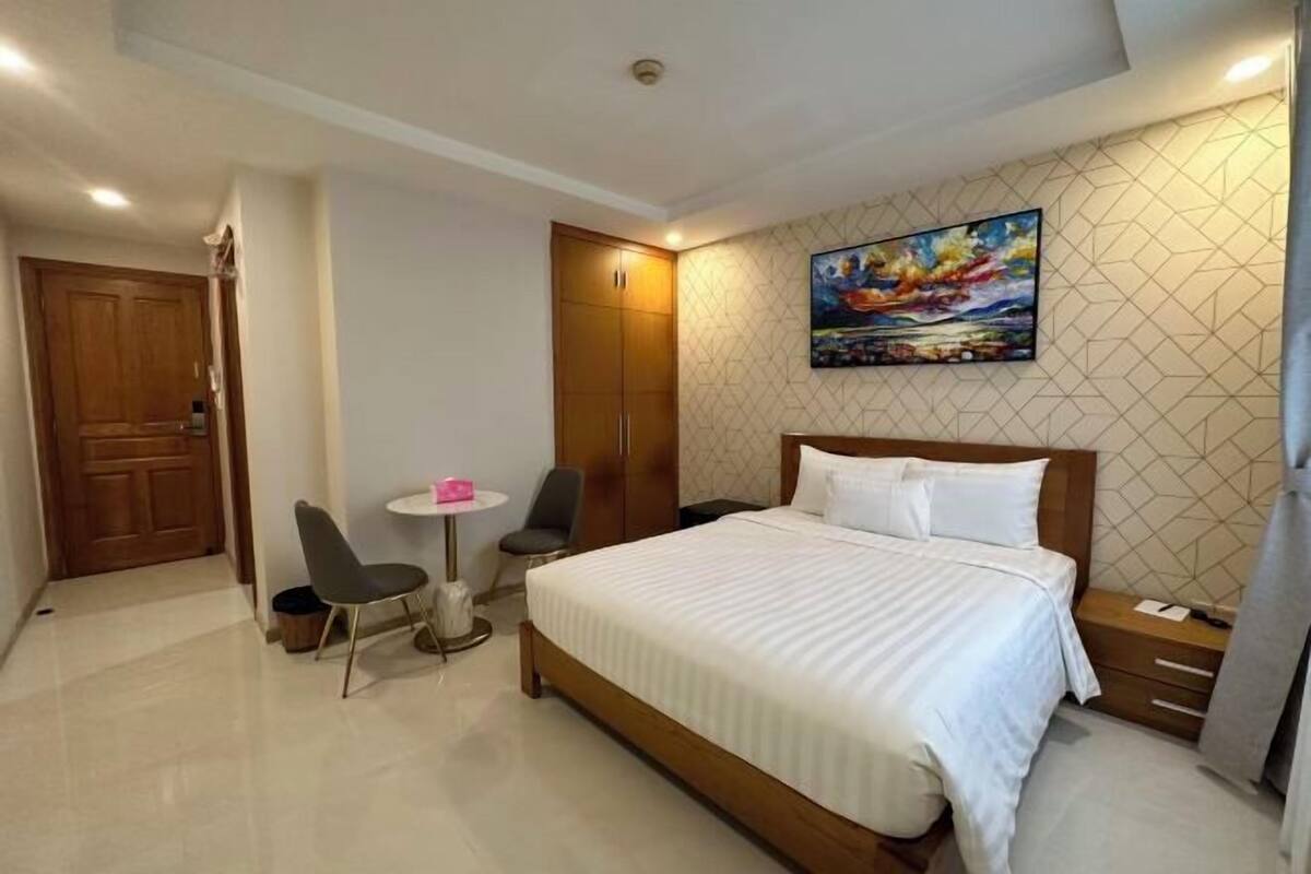 1 bedroom, Egyptian cotton sheets, premium bedding, memory-foam beds