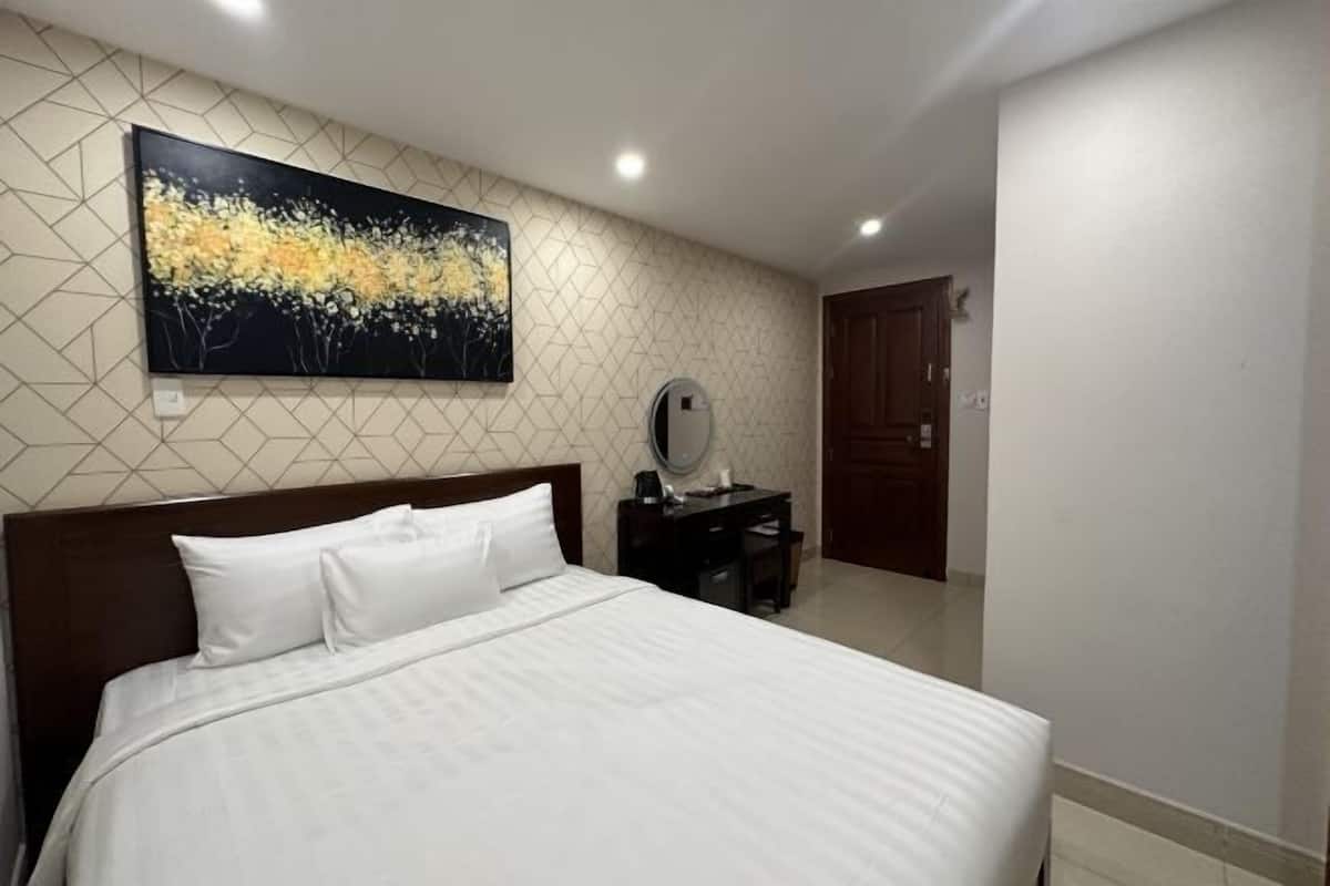 Egyptian cotton sheets, premium bedding, memory-foam beds, in-room safe