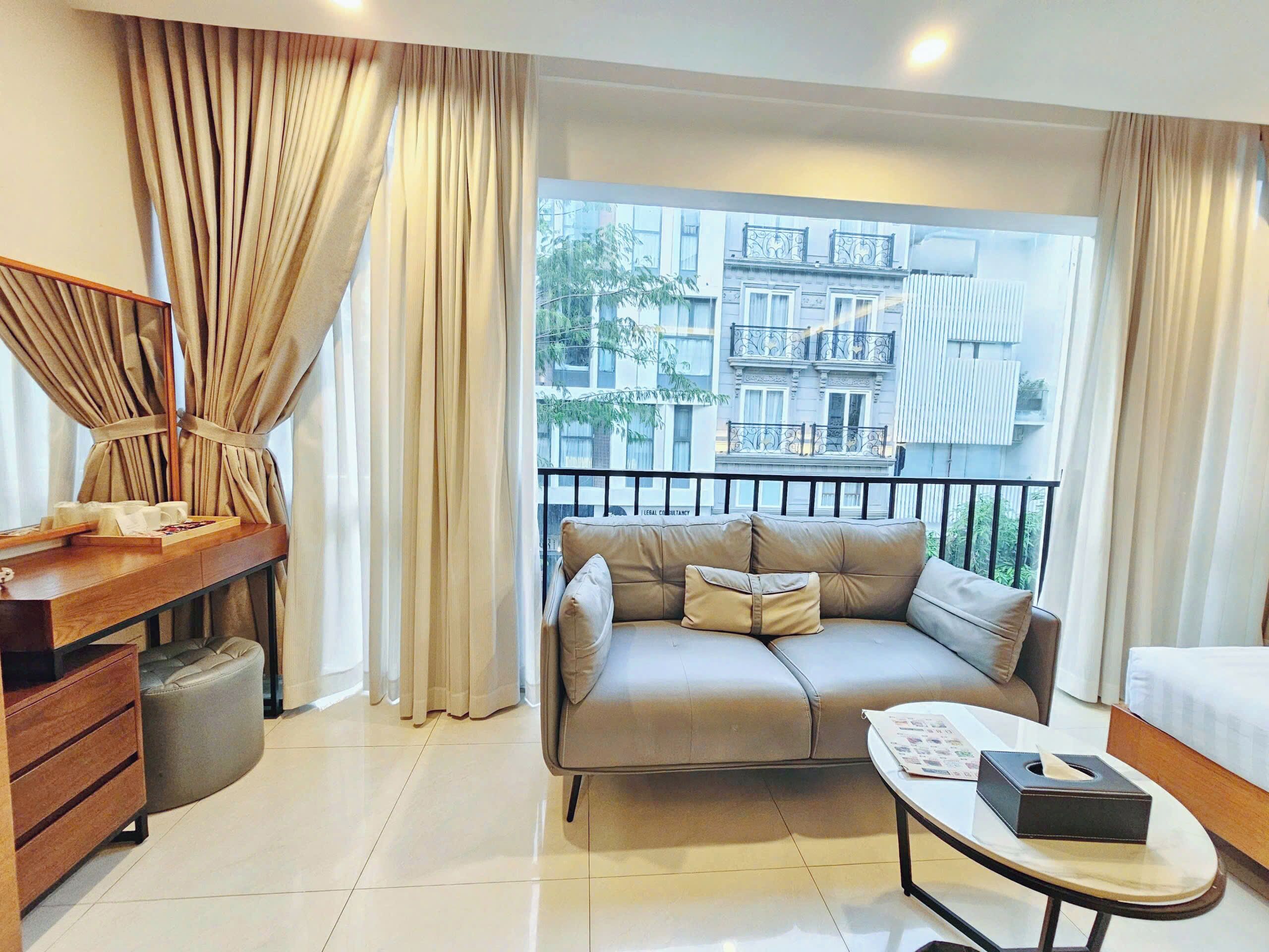Quarto triplo luxo | Camas com colchões de espuma com sistema de memória, frigobar