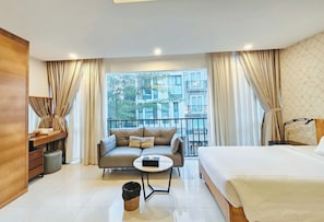 Deluxe Triple Room | Busa memori, bar mini, peti besi dalam bilik, meja 