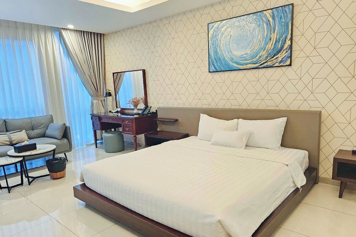 Deluxe Double Room | Busa memori, bar mini, peti besi dalam bilik, meja 