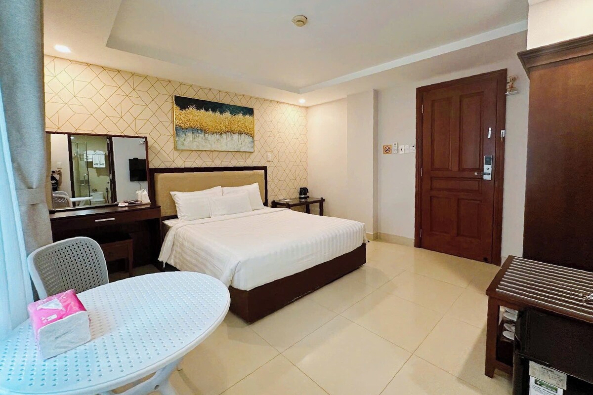 Classic Double Room | Busa memori, bar mini, peti besi dalam bilik, meja 