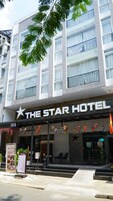 Un hotel con un llamativo letrero de estrella y el nombre 'The Star Hotel'.