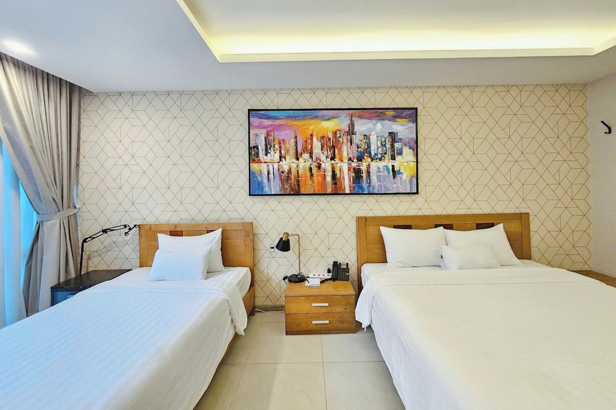 Deluxe Triple Room | Busa memori, bar mini, peti besi dalam bilik, meja 