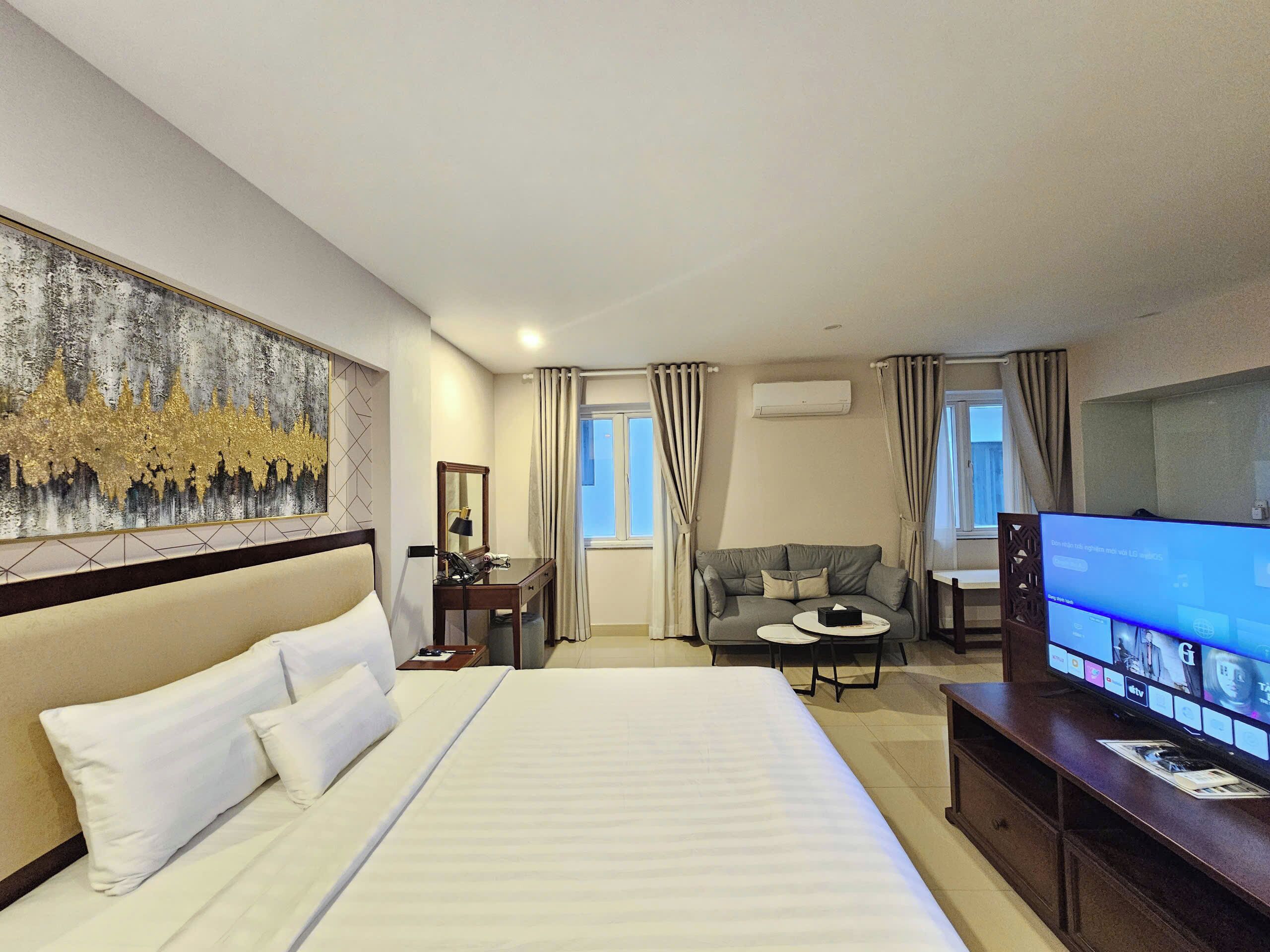 Suite | Egyptian cotton sheets, premium bedding, memory foam beds, in-room safe