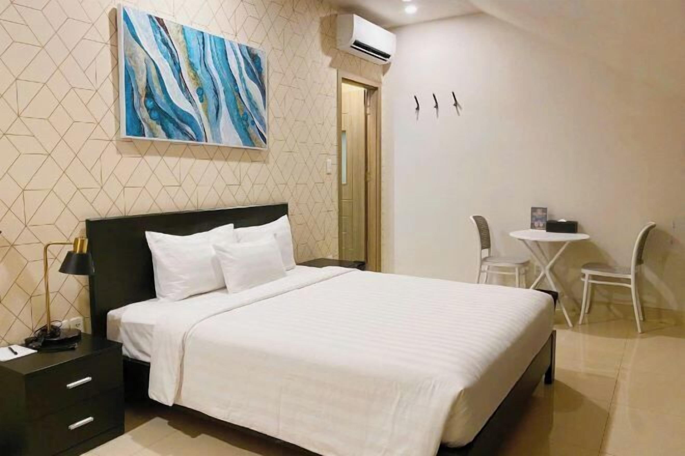 Egyptian cotton sheets, premium bedding, memory-foam beds, in-room safe