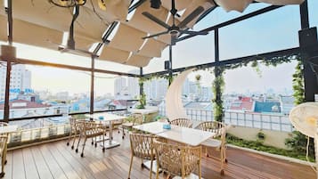 2 bars/lounges, lobby lounge