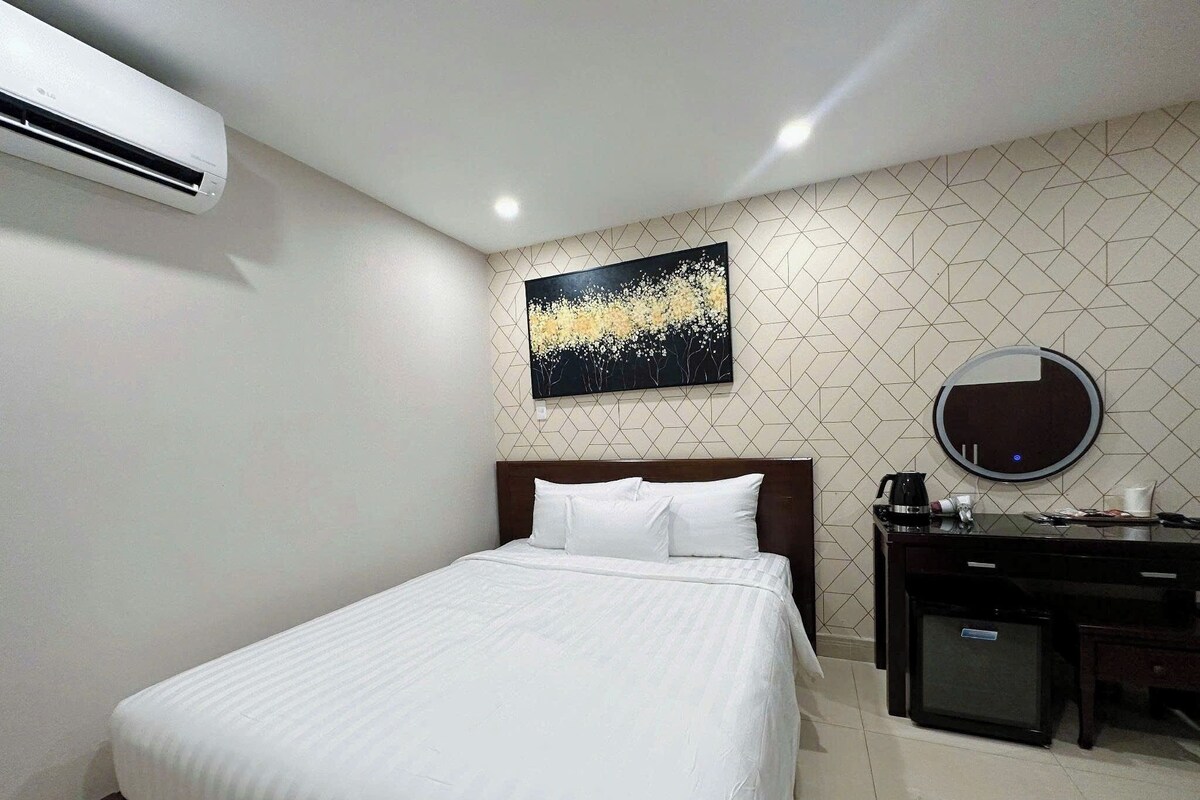 Standard Double Room, No Windows | Busa memori, bar mini, peti besi dalam bilik, meja 