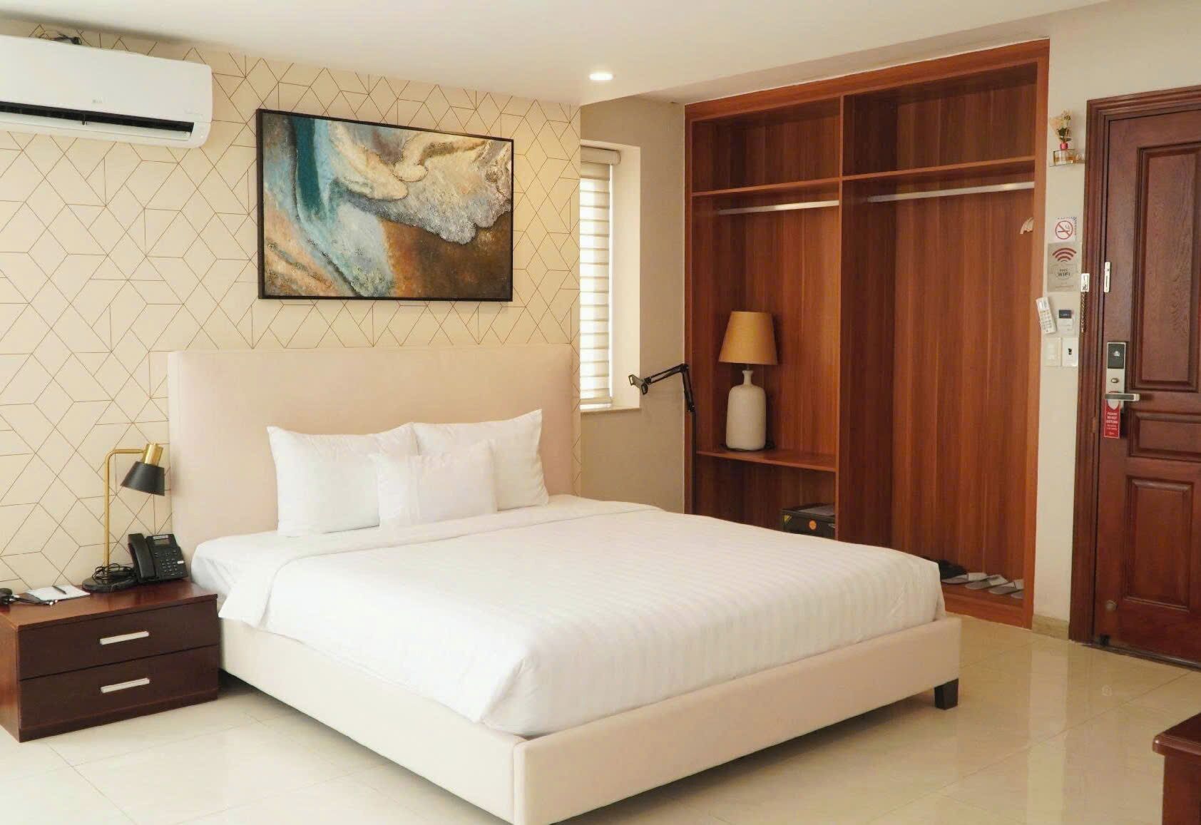 Deluxe Suite | Egyptian cotton sheets, premium bedding, memory foam beds, in-room safe