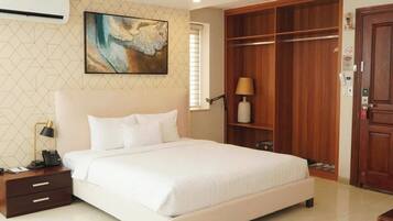 Deluxe Suite | Egyptian cotton sheets, premium bedding, memory foam beds, in-room safe