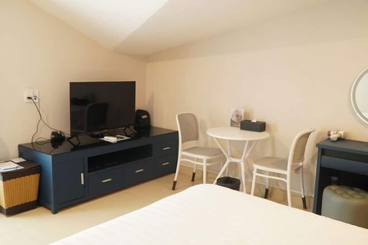 1 bedroom, Egyptian cotton sheets, premium bedding, memory-foam beds