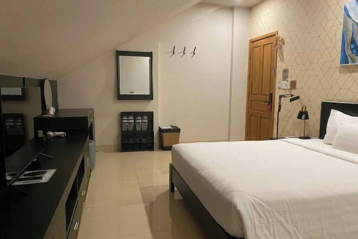 1 bedroom, Egyptian cotton sheets, premium bedding, memory-foam beds