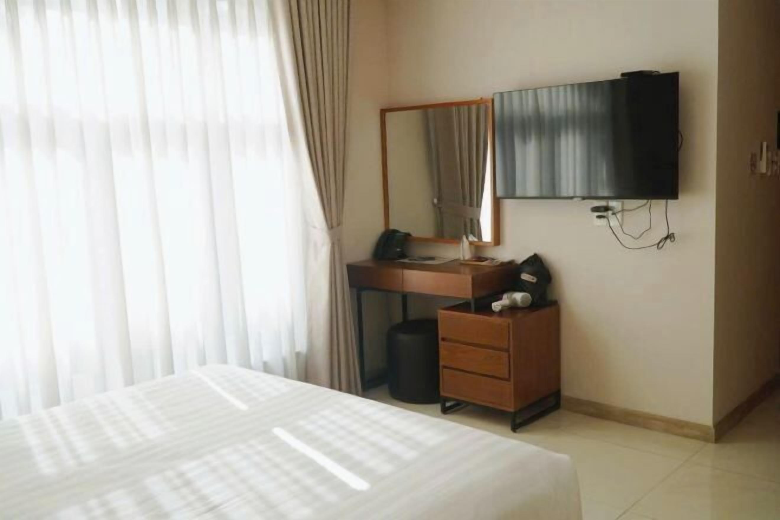 Egyptian cotton sheets, premium bedding, memory-foam beds, in-room safe