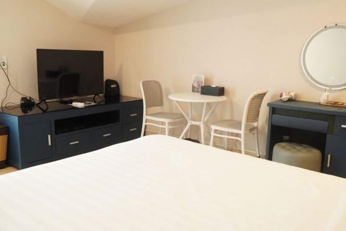 Egyptian cotton sheets, premium bedding, memory-foam beds, in-room safe