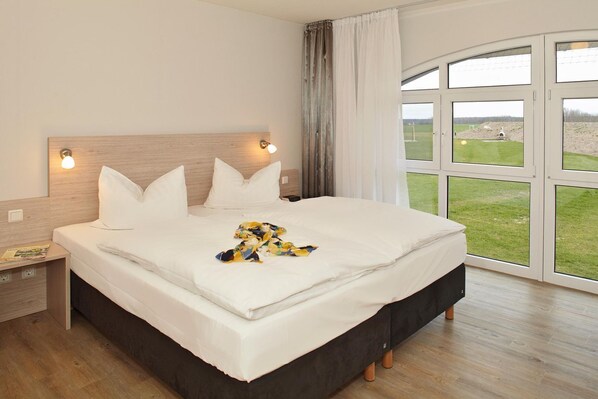 2 bedrooms, desk, WiFi