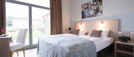 2 室のベッドルーム、セーフティボックス (室内)、デスク、WiFi