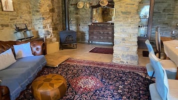 Een smart-tv, een open haard, een dvd-speler en boeken