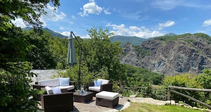 Historic stone 4BR house in the appenine hills. Peacefully embedded in nature.