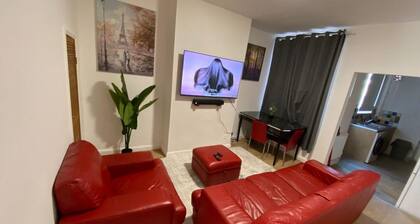 Cosy 2-bed House - Sleeps 4, Garden & Pet-friendly