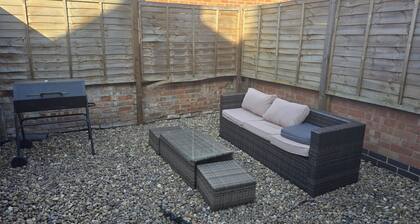 Cosy 2-bed House - Sleeps 4, Garden & Pet-friendly