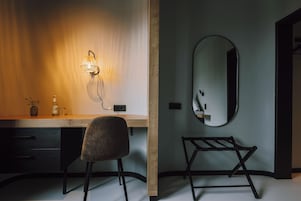 Escritorio, wifi gratis y ropa de cama 