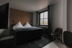 Escritorio, wifi gratis y ropa de cama 