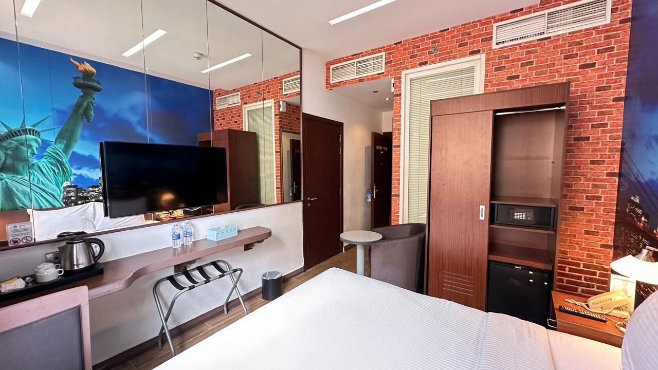 خزنة داخل الغرفة وستائر تعتيم وتجهيزات عازلة للصوت ومكواة/لوح كي