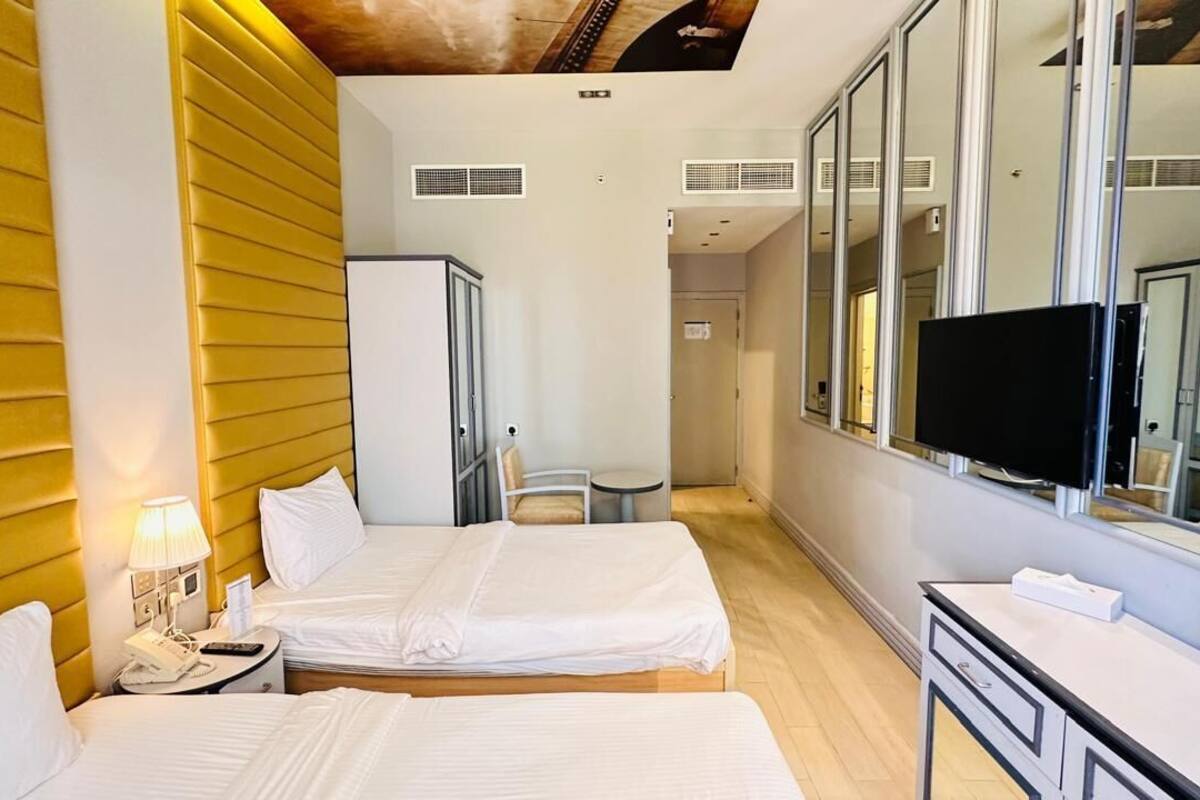 Habitación Deluxe con 2 camas individuales | Caja de seguridad en la habitación, cortinas blackout y insonorización