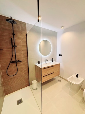 Bidet, towels, soap, toilet paper - Luxury edge seaside pool wifi parking (Casares costa)